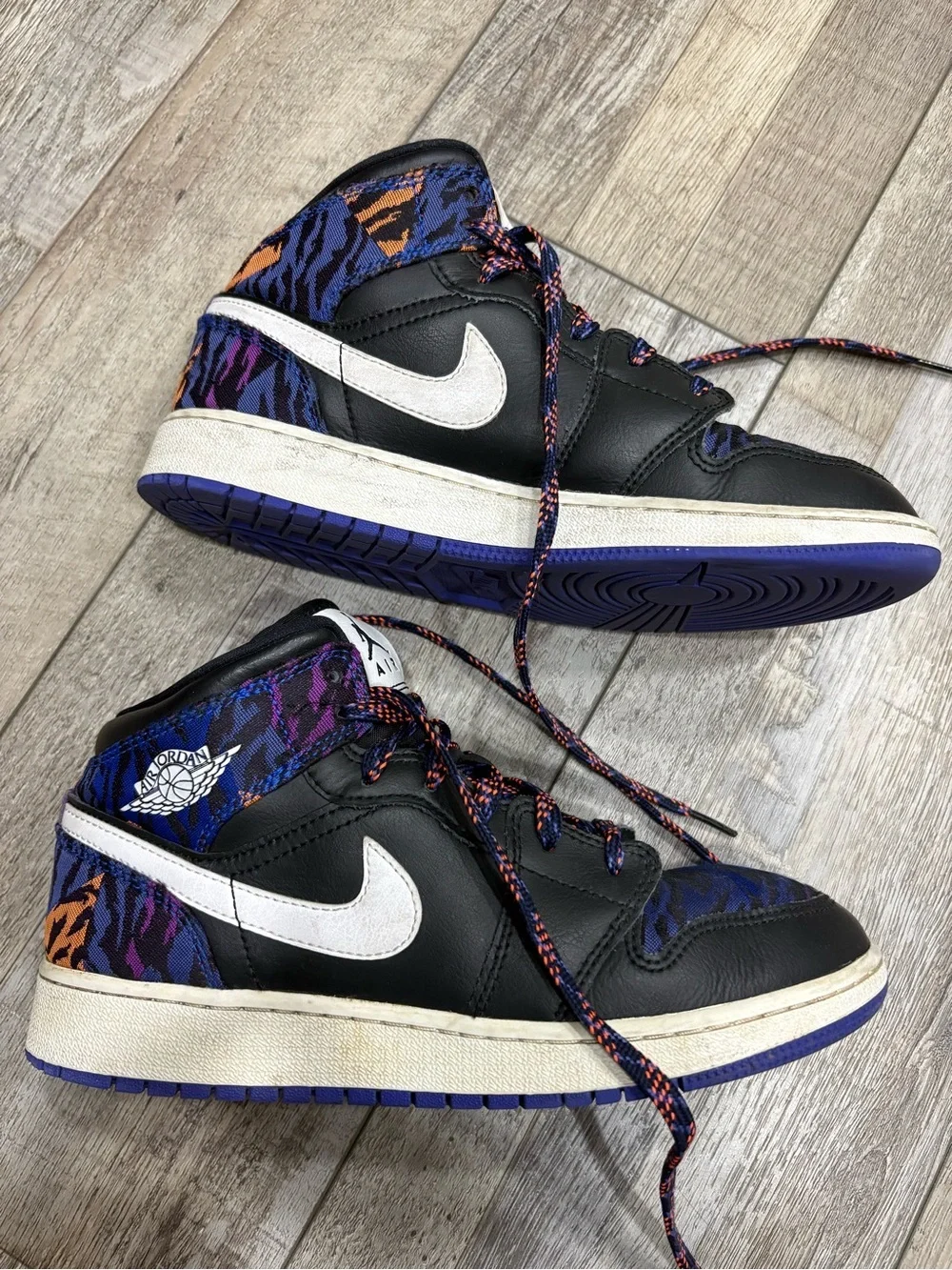 Nike Jordan Air 1 youth tiger stripe sneakers